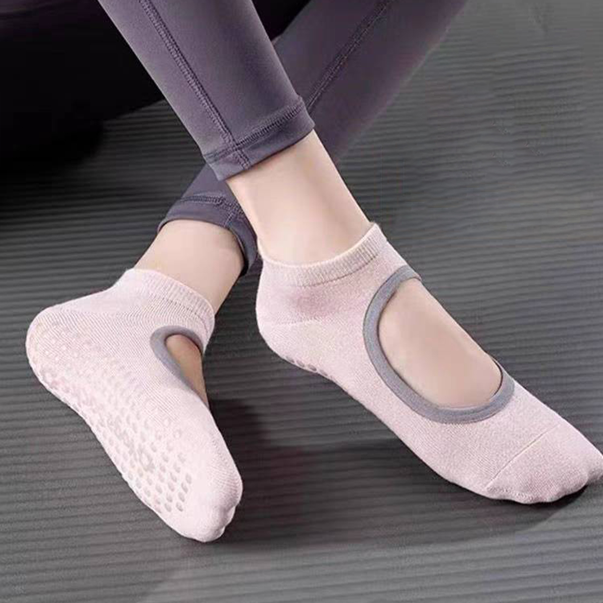 Non-Slip Yoga Socks for Women  - Yoga & Fitness Classes By Niharika Zirakpur Reviews recensie en prijs